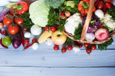 Sebzeler ahşap bir arka planda üst görünüm.