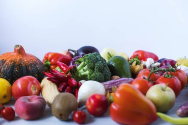 Sebzeler masaya yakın çekim. Temiz yemek ve diyet konsepti