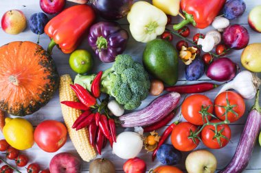 Sebzeler ahşap bir arka planda üst görünüm.