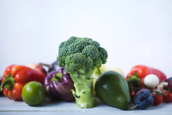 Broccoli Och Grönsaker Träbakgrund Vacker Och God Mat — Stockfoto