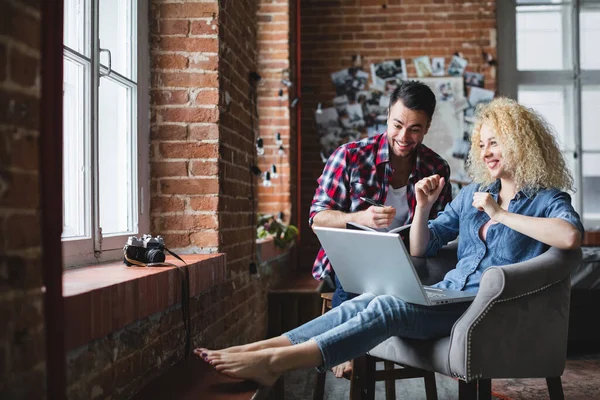 Sorprendido Hombre Guapo Una Mujer Sentada Sillón Con Portátil Pareja — Foto de Stock