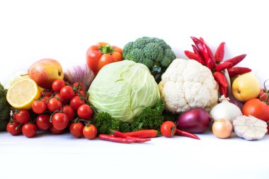 Çeşitli organik sebzeler ve meyveler. Detoks diyeti.