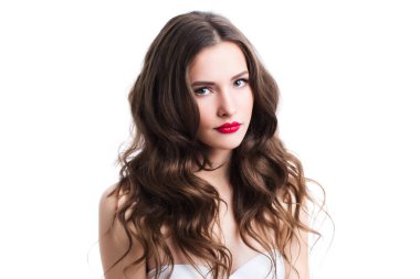 Temiz bir yüzü olan genç ve güzel bir kızın yüzü. İzole edilmiş.