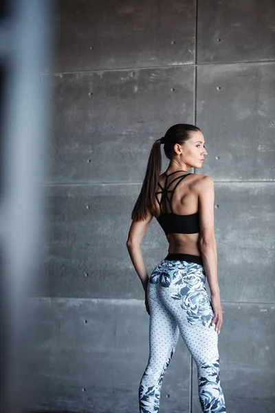 Fitness Frau Auf Dunklem Wandhintergrund Porträt Eines Mädchens Guter Form — Stockfoto