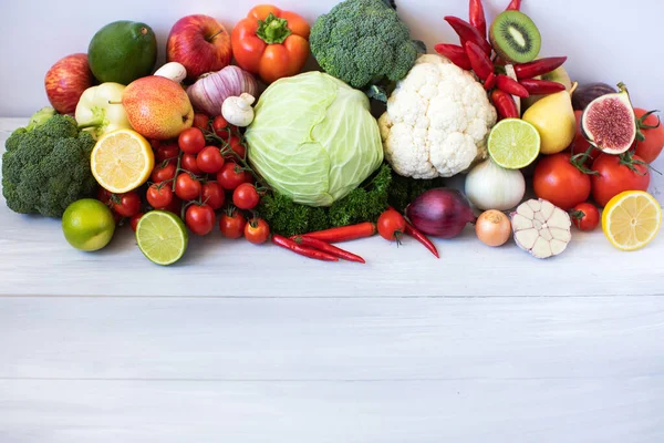 Samla Färsk Frukt Och Grönsaker Ett Träbord Ovanifrån — Stockfoto