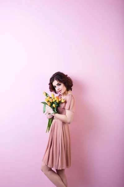 Attractive Woman Pink Dress Holding Bouquet Flowers Pink Background — Stock Photo, Image