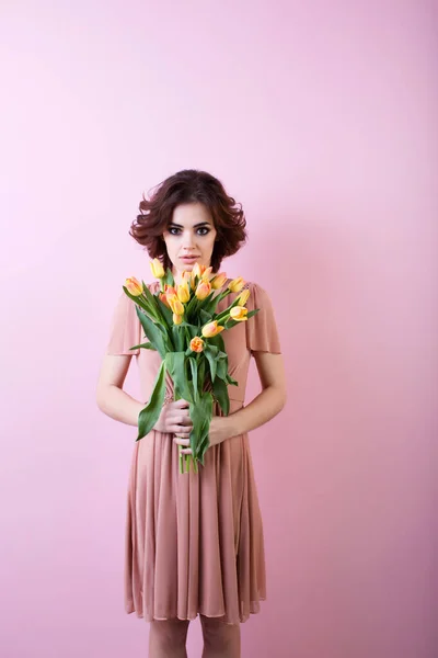 Mulher Bonita Com Buquê Flores Sobre Fundo Rosa — Fotografia de Stock