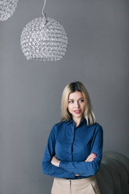 Rahat bir odada genç ve güzel bir kadın. Bir ofis çalışanının portresi..