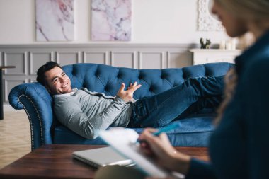 Psikologdaki resepsiyondaki adam. Bir uzmana danışmak..