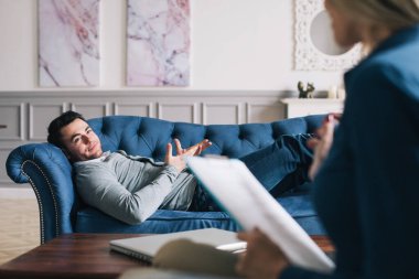 Psikologdaki resepsiyondaki adam. Psikolog ziyareti ile tıbbi konsept.