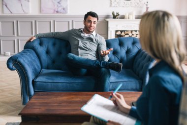 Psikologdaki kendine güvenen adam. Psikiyatri bürosunda bir uzmana danışıyorum..