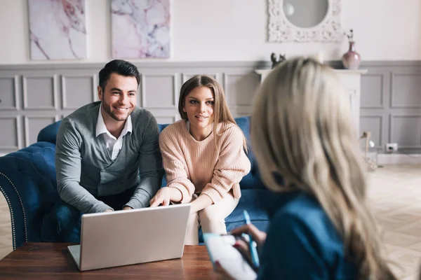 Agente Inmobiliario Muestra Proyecto Construcción Una Pareja Joven Hombre Mujer — Foto de Stock