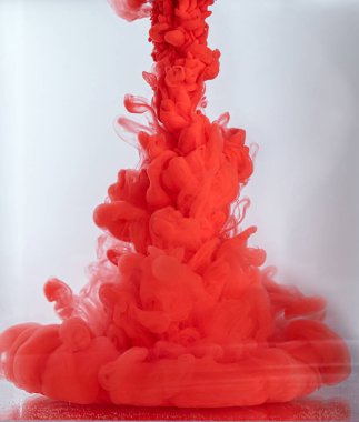 Suda kırmızı mürekkep, yakından araştırıyorum. Soyut tıbbi geçmiş.