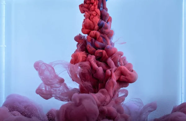 Χρώμα Σταγόνα Στο Νερό Κόκκινο Μελάνι Στροβιλίζεται Ερευνώντας Από Κοντά — Φωτογραφία Αρχείου
