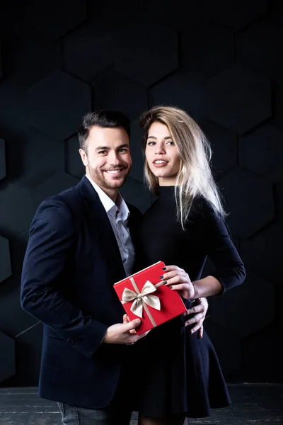 Casal Com Caixas Presente Vermelhas Fundo Escuro Modelos Olhar Para — Fotografia de Stock