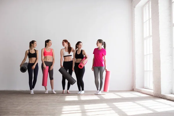 Eine Gruppe Junger Sportlicher Mädchen Mit Yogamatten Steht Weißen Inneren — Stockfoto