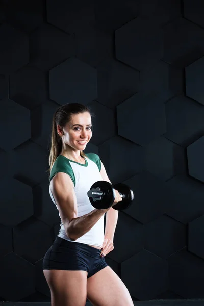 Leende Atletisk Kvinna Pumpa Upp Muskler Med Hantlar Över Mörk — Stockfoto