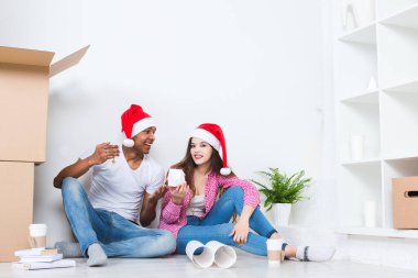 Yeni evimizde Noel Baba şapkalı mutlu bir çift var. Yeni eve taşınıyorum.