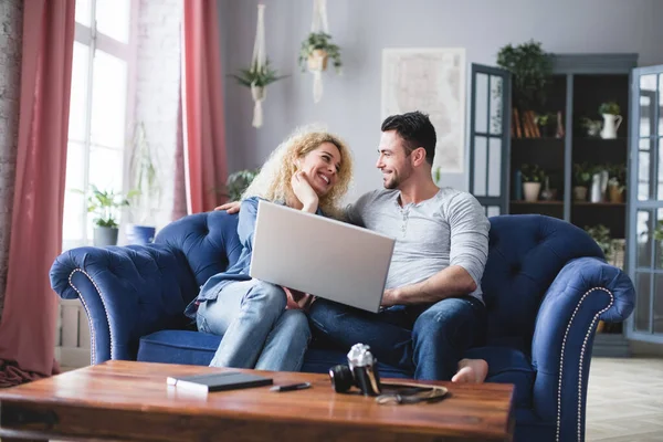 Pareja Feliz Usando Ordenador Portátil Sofá Casa Elija Línea —  Fotos de Stock