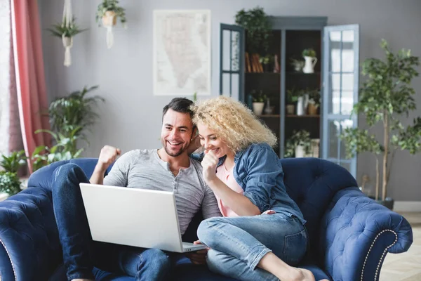 Pareja Alegre Con Portátil Sofá Casa Planificación Viaje — Foto de Stock