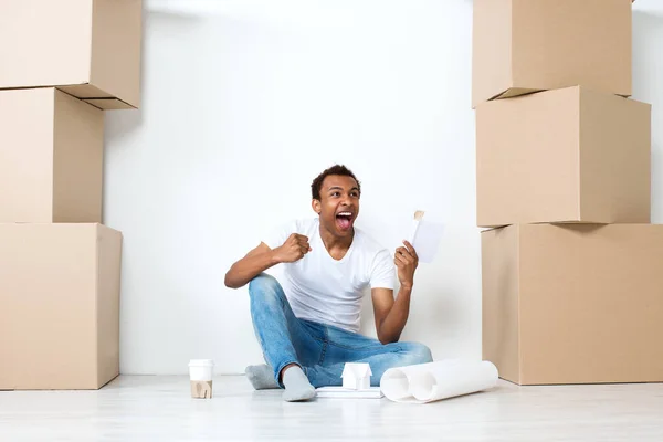 Soñador Hombre Africano Está Planeando Nuevo Interior Habitación — Foto de Stock