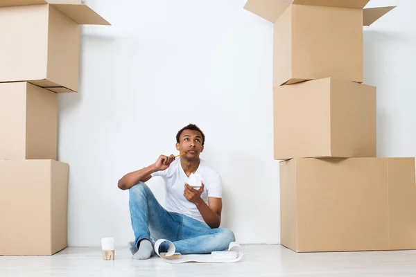 Nueva Casa Hombre Africano Está Planeando Nuevo Interior Habitación — Foto de Stock