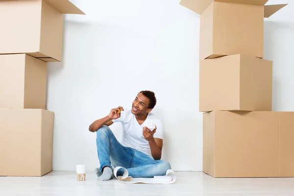 Nueva Casa Hombre Africano Está Planeando Nuevo Interior Habitación — Foto de Stock