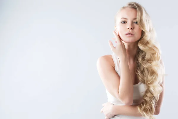 Porträt Der Schönen Blonden Üppigen Lockenpracht Gesundheit Und Schönheit — Stockfoto