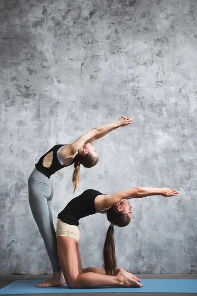 伸展练习 两组有吸引力的女子在体育俱乐部锻炼 做全身运动 — 图库照片