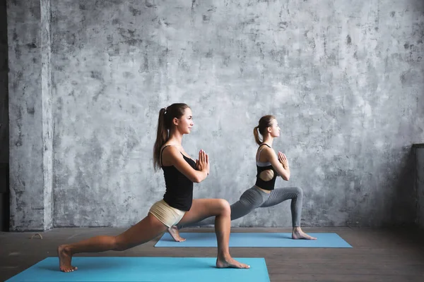 Acroyoga Övning Para Sportiga Yogakvinnor Som Motionerar Grå Snygg Bakgrund — Stockfoto