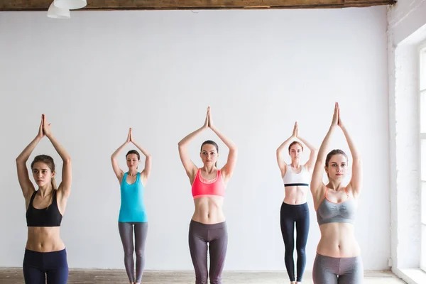 Gruppe Von Sportlern Beim Fitnesstraining Fitness Yoga Bewegung — Stockfoto