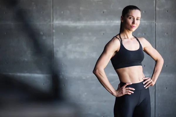 Fitness Frau Zeigt Ihren Perfekt Geformten Muskulösen Körper Schöne Passform — Stockfoto