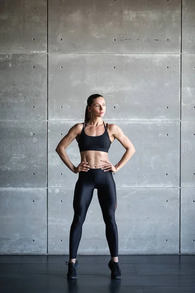 Fitness Kobieta Pełna Długość Stylowe Czarne Ubrania Sportowe Piękna Dziewczyna — Zdjęcie stockowe