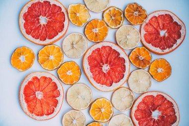 Beyaz arka planda ev yapımı kuru portakal, limon ve greyfurt dilimleri. Üst görünüm harika arkaplan.
