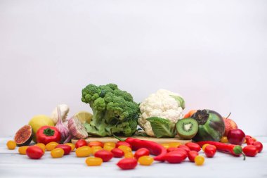 Beyaz arka planda sebze ve meyve koleksiyonu.