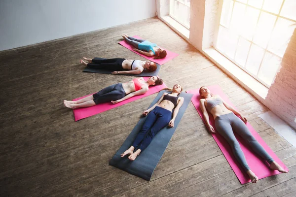 Bir Grup Kadın Meditasyon Yapıyor Kadınlar Yoga Minderlerine Uzanıp Dinleniyorlar — Stok fotoğraf