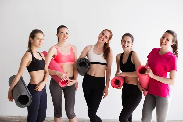 Yoga Minderli Grup Sporcusu Kadın Ayakta Duruyor Antrenmandan Sonra Spor — Stok fotoğraf