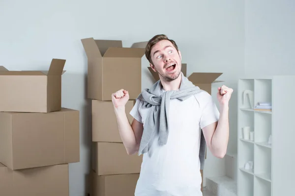 Retrato Hombre Alegre Una Caja Nueva Fondo Mudanza Inauguración — Foto de Stock