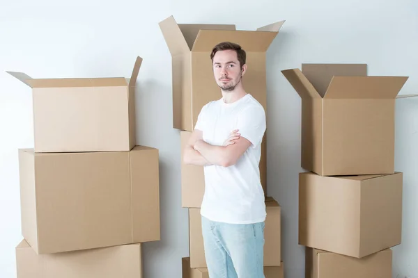 Mudanza Inauguración Hombre Sobre Cajas Cartón — Foto de Stock