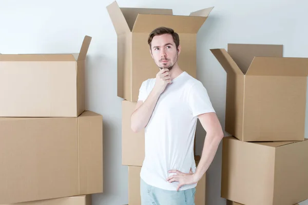 Stěhování Nebo Zahřívání Domu Pensive Man Cardboard Boxes — Stock fotografie