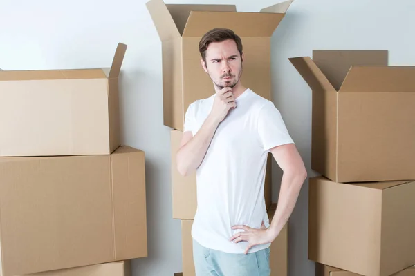 Stěhování Nebo Zahřívání Domu Pensive Man Cardboard Boxes — Stock fotografie