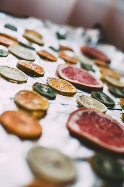 Tranches Séchées Maison Divers Agrumes Sur Fond Argenté Nombreux Pamplemousse — Photo