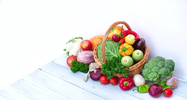 Comida Saudável Produtos Agrícolas Cesta Legumes Fundo Madeira Azul — Fotografia de Stock