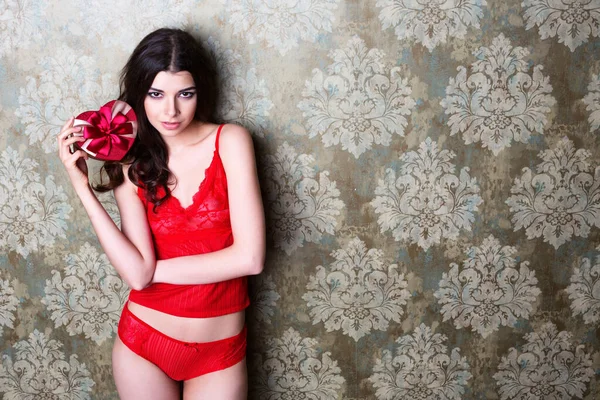 ハート型のギフトボックスを備えた赤いエロ下着の美しい女性 バレンタインデーの大切な人への贈り物 — ストック写真