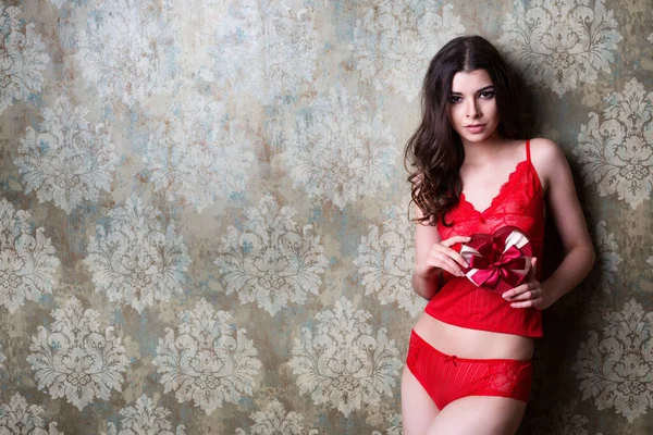Mooie Vrouw Rood Erotisch Ondergoed Met Een Hartvormige Geschenkdoos Cadeau — Stockfoto