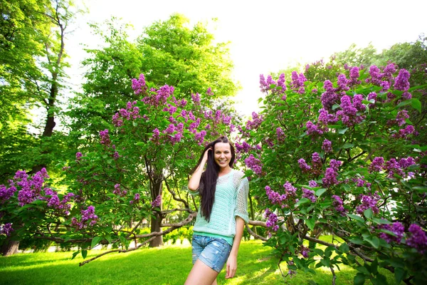 Menina Bonita Com Árvores Florescentes Jardim Primavera — Fotografia de Stock