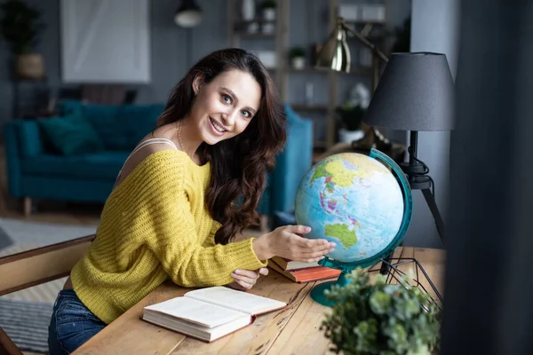 Mulher Feliz Preparando Para Viagem Estudar Globo Escolher Uma Rota — Fotografia de Stock