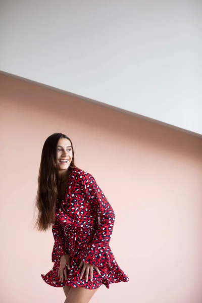 Retrato Con Espacio Copia Lugar Vacío Chica Alegre Con Pelo —  Fotos de Stock