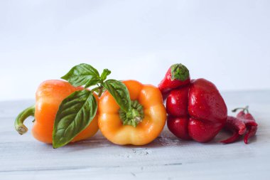Tahta bir masada tatlı ve acı biber. Sağlıklı yemek..