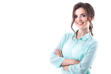 Beyaz arka planda naneli tişörtlü güzel bir kadın. Ofis çalışanı yakın plan..